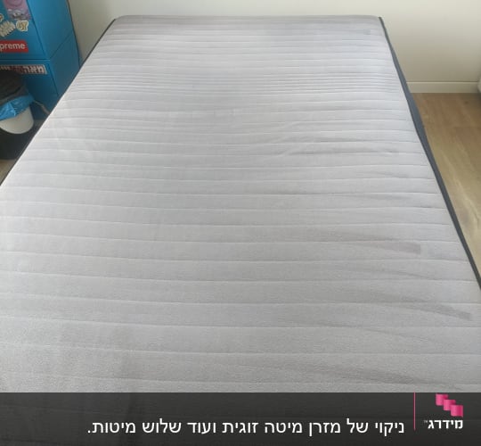 מזרן נקי בחדר שינה עם ארון כחול